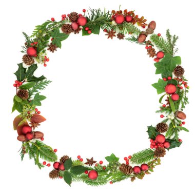 Geleneksel kış ve Noel çelenk doğal flora ve fauna ve kırmızı önemsiz şey süslemeleri beyaz arka plan üzerinde garland. Festival sezonu için Noel kartı.