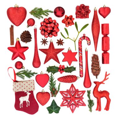 Kırmızı yılbaşı ağacı süsleri, baubles, süs eşyaları, semboller ve beyaz arka plan üzerinde kış flora. Düz yatıyordu. Noel kartı tatil sezonu için.