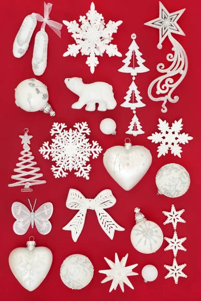 White Christmas Frostad Julgranskula Dekorationer Röd Bakgrund Christmas Gratulationskort För — Stockfoto