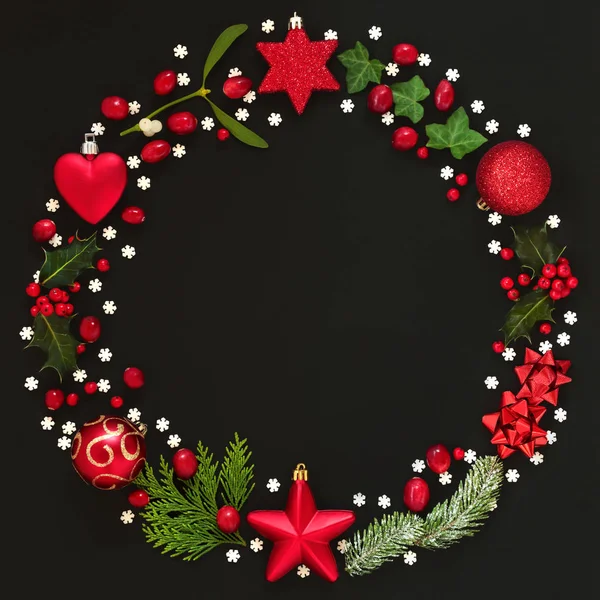 抽象圣诞花圈花环与冬天植物群和摆设装饰在黑色背景 顶部视图 — 图库照片