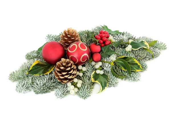 安物の宝石の装飾 ヒイラギの果実 雪に覆われたスプルース パイン 白背景にヤドリギ アイビー パイン コーンとクリスマスと冬のテーブル デコレーション — ストック写真