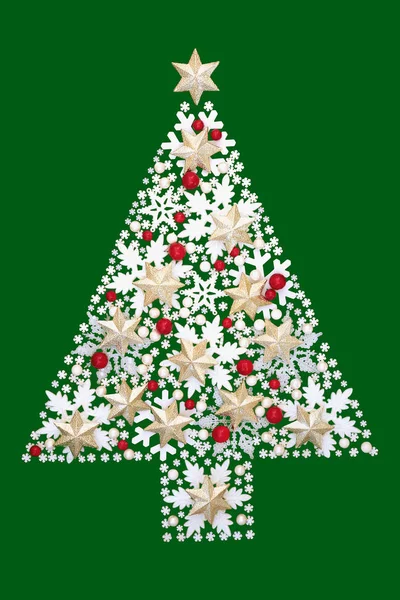 緑の背景の星の雪の結晶 ボールの安物の宝石装飾クリスマス ツリー抽象的 ホリデー シーズンのお祝いグリーティング カード — ストック写真
