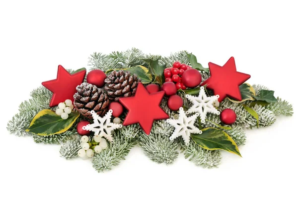 Weihnachtliche Tischdekoration Mit Christbaumschmuck Stechpalmen Schneebedeckter Fichte Efeu Tannenzapfen Und — Stockfoto