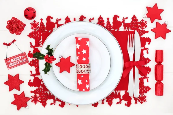 Χριστουγεννιάτικο Δείπνο Τραπέζι Πιάτα Πορσελάνης Μπιχλιμπίδι Διακόσμηση Χαρτοπετσέτα Μαχαιροπίρουνα Και — Φωτογραφία Αρχείου