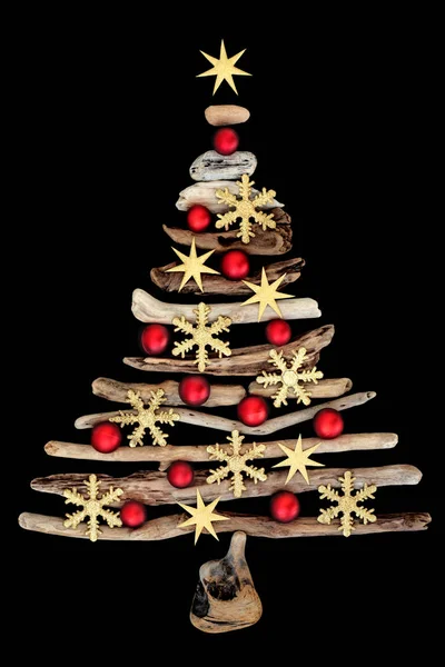 ゴールドの雪の結晶と星は 黒い背景に分離した赤いボール安ピカ装飾と流木のクリスマス ツリーを抽象化します ホリデー シーズンのクリスマス カード — ストック写真