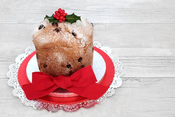 Weihnachten Panettone Kuchen Mit Puderzucker Staub Roter Schleife Und Winter — Stockfoto