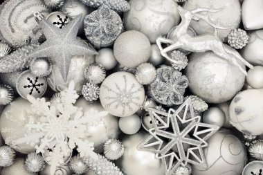 Lüks Noel gümüş ve beyaz dekorasyon yıldız, Ren geyiği, kar tanesi, hediye kutusu, topları ve çam koni baubles bir arka plan şekillendirme. Tatil sezonu için geleneksel tebrik kartı. Üstten görünüm.