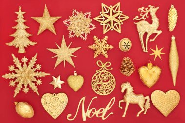 Noel noel işaret ve kırmızı zemin üzerine altın önemsiz şey süslemeleri. Tatil sezonu için geleneksel Noel tebrik kartı.