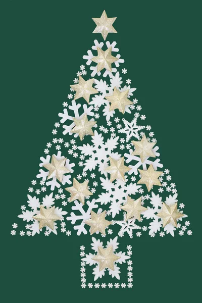 抽象的なスター スキーマとスノーフレークは 緑色の背景上にクリスマス ツリーを抽象化します ホリデー シーズンのお祝いグリーティング カード — ストック写真