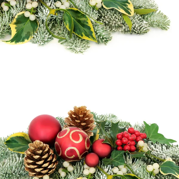 Weihnachtsfestliche Hintergrundeinfassung Mit Rotem Christbaumschmuck Stechpalmen Schneebedeckter Fichte Efeu Tannenzapfen — Stockfoto