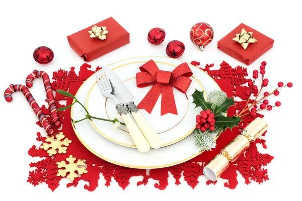 プレート 安物の宝石の装飾 ギフト ボックス カトラリー 赤いリボンと白い背景の赤いランチョン マット冬植物とクリスマス ディナー テーブルの設定 お祭りの概念 — ストック写真