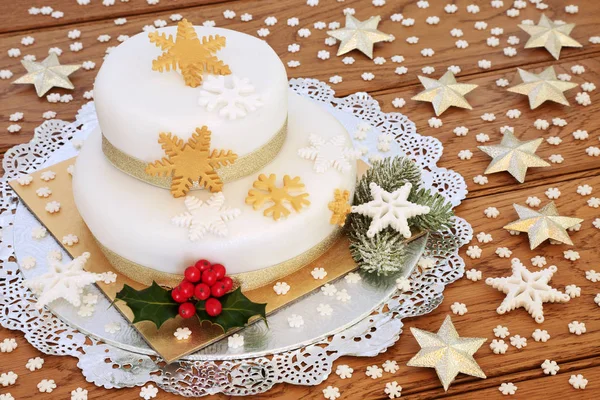 つの階層型アイスの層 スノーフレークの装飾 冬のヒイラギ 金の星素朴なオーク木材の背景に振りかけると伝統的なクリスマス ケーキ — ストック写真