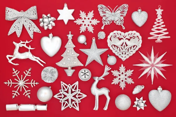 Perak Natal Dekorasi Bagus Dengan Latar Belakang Merah Kartu Ucapan — Stok Foto