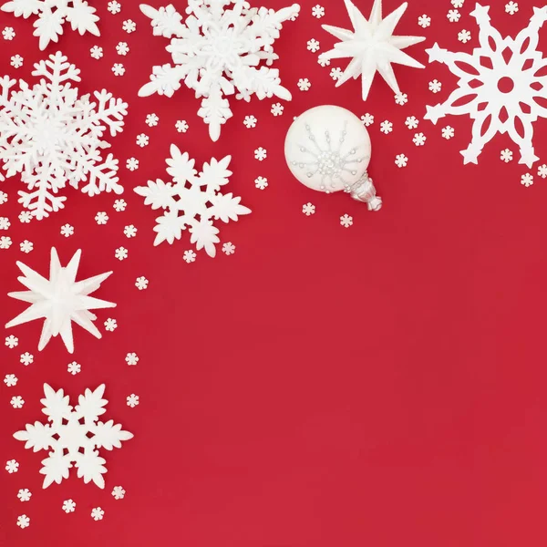 Decoraciones Adornos Bolas Esmeriladas Navidad Blancas Plateadas Sobre Fondo Rojo — Foto de Stock