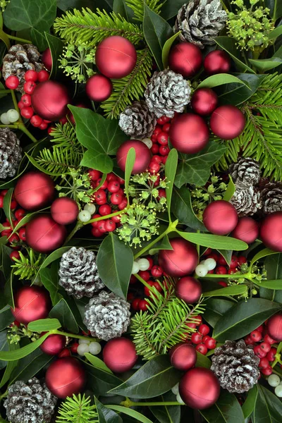 圣诞节植物与冬青 常春藤 槲寄生和松树锥与红色摆设装饰形成背景 圣诞佳节传统贺卡 — 图库照片