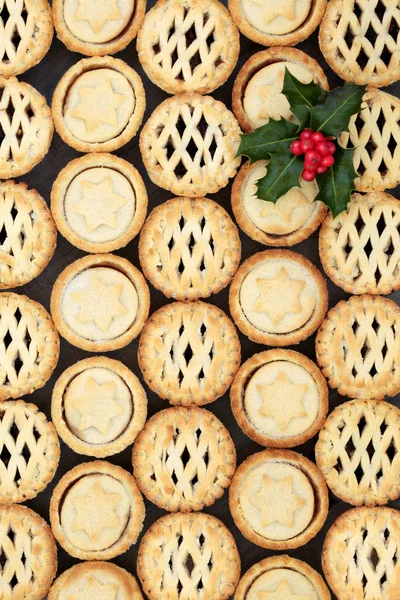 Delicious Freshly Baked Christmas Homemade Mince Pies Holly Berry Leaf — Stock Photo, Image