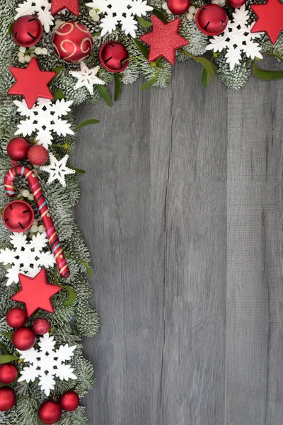 Kerstmis Achtergrond Grens Met Bauble Decoraties Vuren Fir Maretak Geïsoleerd — Stockfoto