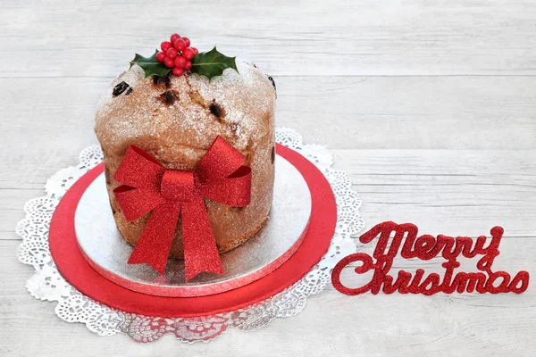 Włoskich Panettone Placek Czerwonym Brokatem Łuk Merry Christmas Znak Holly — Zdjęcie stockowe