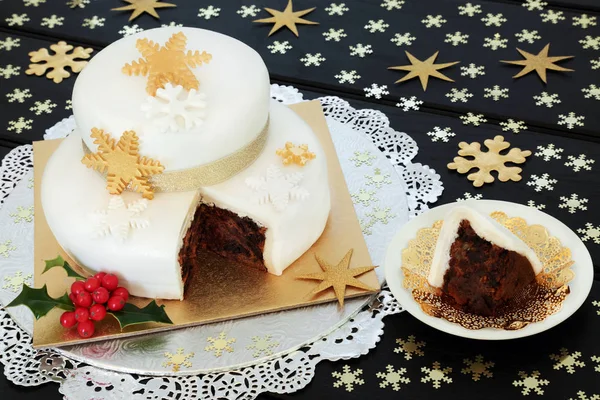 Tarta Navidad Helada Rebanada Con Copo Nieve Decoraciones Estrellas Con —  Fotos de Stock