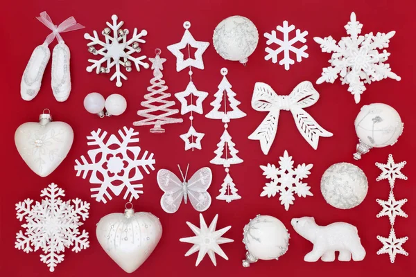 Bílé Stříbrné Vánoční Cetka Ozdoby Červeném Pozadí Tradiční Vánoční Blahopřání — Stock fotografie