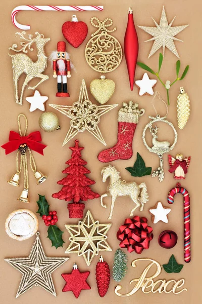 圣诞节和平标志与复古摆设树装饰 冬季植物 食物和传统符号 节日贺卡为节日的季节 顶部视图 — 图库照片