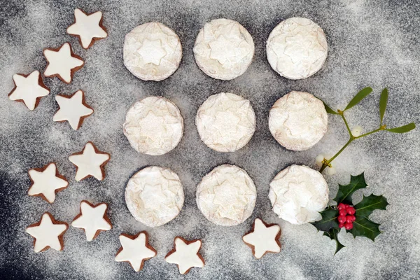 Weihnachten Hackfleischkuchen Und Lebkuchen Mit Stechpalmenzweig Mistelzweig Und Puderzuckerstaub Frisch — Stockfoto