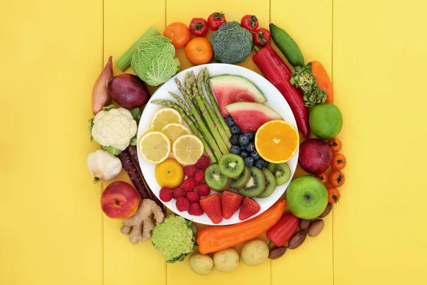 Sağlık Gıda Taze Meyve Sebzeler Otlar Baharatlar Fındık Bir Porselen — Stok fotoğraf