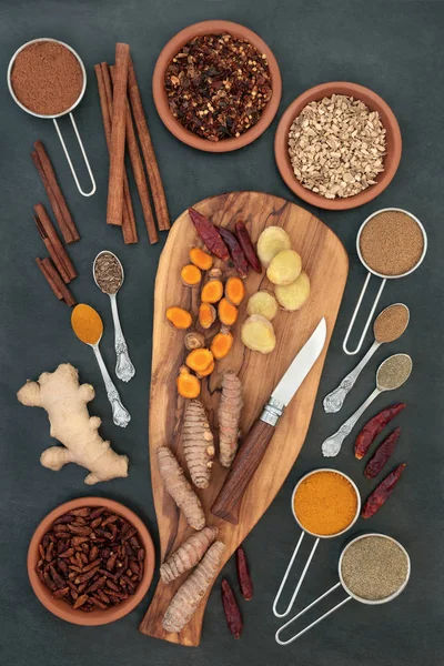 香料的减肥和减肥与新鲜和干姜黄 肉桂和匙羹藤用于抑制食欲 石板背景上的顶部视图 — 图库照片