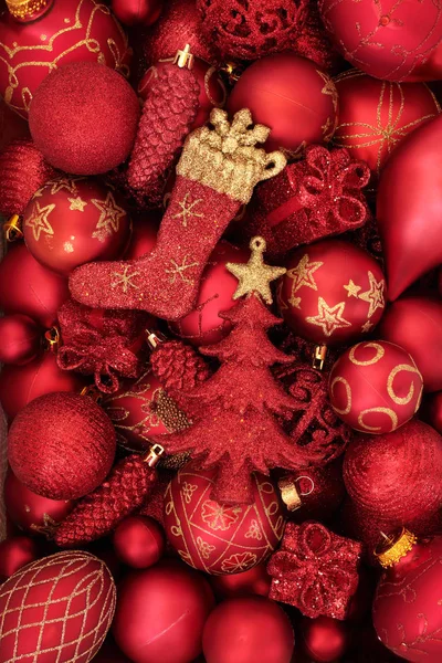 Şenlikli Bir Arka Plan Oluşturan Kırmızı Altın Noel Biblo Süslemeleri — Stok fotoğraf