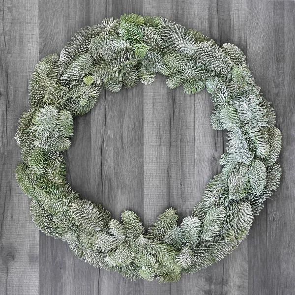 Winter Und Weihnachten Schneebedeckte Fichte Tannenkranz Auf Rustikalem Grauen Holz — Stockfoto