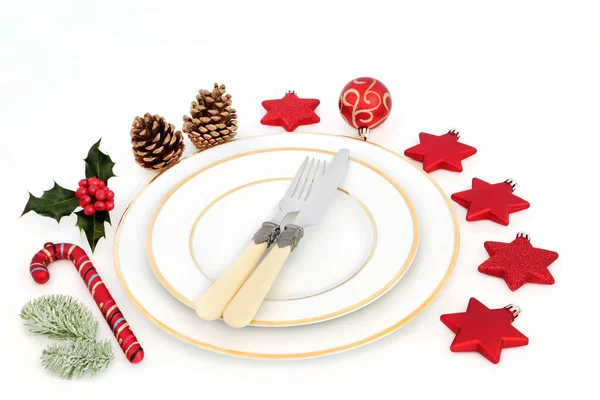 白い磁器の皿 カトラリー 安物の宝石の装飾と冬のヒイラギ白い背景の上のモミとクリスマス ディナー テーブルの設定 — ストック写真