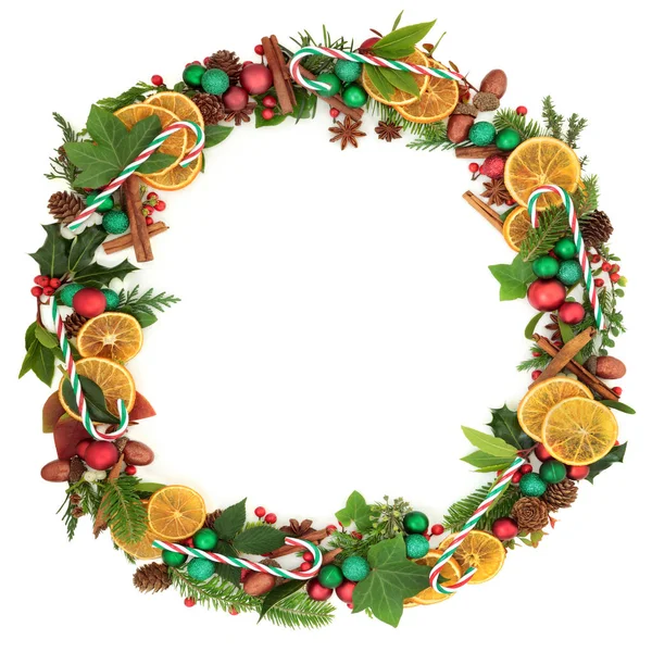 Ghirlanda Natale Con Bastoncini Zucchero Frutta Secca Spezie Decorazioni Bolle — Foto Stock