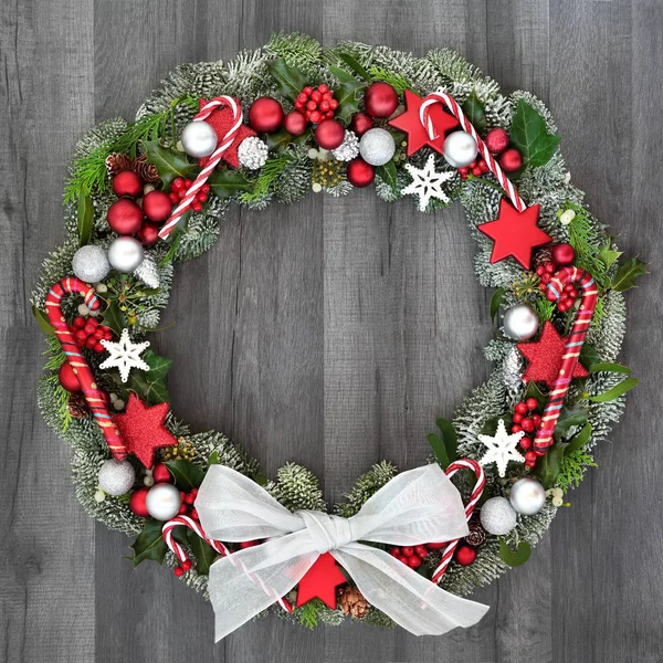 Grinalda Natal Inverno Com Bengalas Doces Arco Decorações Bugigangas Azevinho — Fotografia de Stock