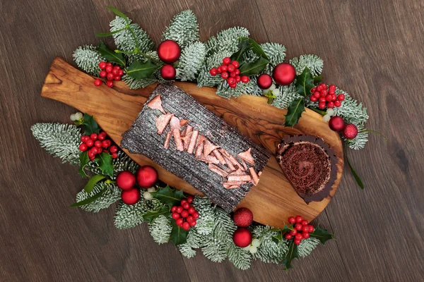 Weihnachten Schokolade Log Yule Kuchen Mit Traditioneller Winterflora Aus Schneebedeckter — Stockfoto