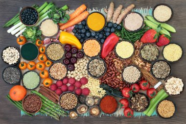 Karaciğer detoks meyve, sebze, otlar, baharatlar, baklagiller, fındık, tohumlar, tahıl, tahıllar ve bitkisel ilaç ile süper yiyecek. Sağlık gıdalar antioksidanlar, vitaminler ve fiber yüksek. Bambu ve meşe üstten görünüm.