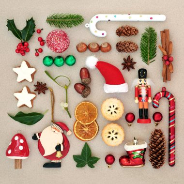 Yemek, eski moda retro süslemeleri ve kış meyveleri, yaprak dal ve doğal nesneleri Flora'yla Noel seçimin geleneksel Semboller.