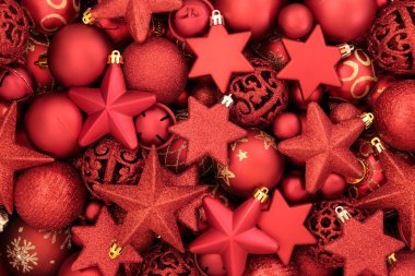 Bir arka plan oluşturan kırmızı önemsiz şey Noel süsleri. Tatil sezonu için geleneksel Noel tebrik kartı. Üstten görünüm.