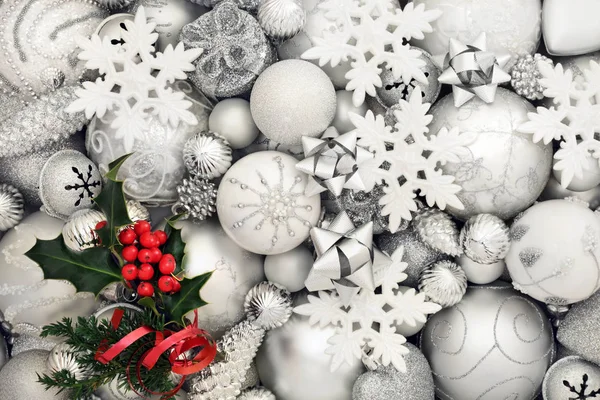 Χριστουγεννιάτικα Σύμβολα Ασημί Και Λευκές Μπιχλιμπίδι Διακόσμηση Πουρνάρια Και Έλατα — Φωτογραφία Αρχείου