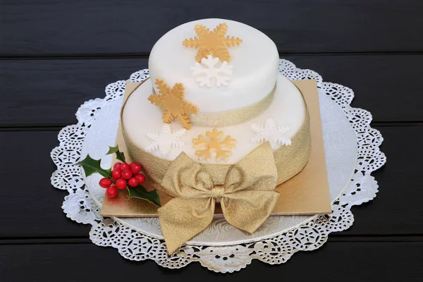 スノーフレークの装飾 ホリー 表の背景の設定銀 Doilie のゴールド リボンで豪華なクリスマス ケーキ — ストック写真