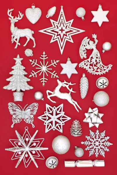Traditionell Jul Dekorationer Silversamling Röd Bakgrund Christmas Gratulationskort För Julen — Stockfoto