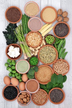 Sağlık gıda protein soya peyniri, taze sebze, baklagiller, tahıllar, süt, yüksek ek tozlar, tohumlar ve fındık. Süper gıdalar diyet lifi, vitaminler ve antioksidanlar yüksek. Üstten görünüm.