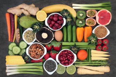 Süper yiyecek konsepti ile taze meyve ve sebze, süt, iyi bir sağlık için baharat, fındık ve antioksidanlar, Antosiyaninler, diyet lifi ve vitaminler yüksek gıdalar ile tohum.  