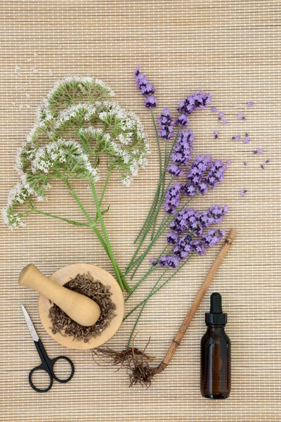 Lavendel Valeriaan Kruiden Etherische Olie Fles Bamboe Achtergrond Gebruikt Alternatieve — Stockfoto
