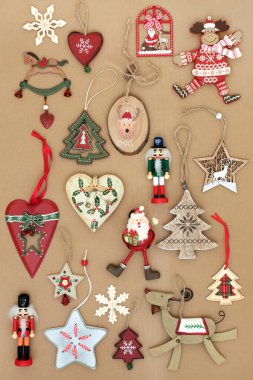 Eski moda kalay ve kahverengi ahşap yapılmış retro yılbaşı ağacı süsleri Kağıt arka plan kaydırma. Festival sezonu için tebrik kartı. Üstten görünüm.