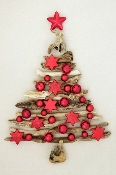 Αφηρημένη Driftwood Χριστουγεννιάτικο Δέντρο Κόκκινο Στολίδι Αστέρι Και Κουδούνι Διακοσμήσεις — Φωτογραφία Αρχείου