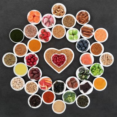 Meyve, sebze, otlar, baharatlar, meyve, balık, ek tozlar, tohumlar ve fındık kayrak dahil yaşlanma süreci yavaşlatmaya superfood. Çok yüksek antioksidan, Antosiyaninler, diyet lifi ve omega 3.