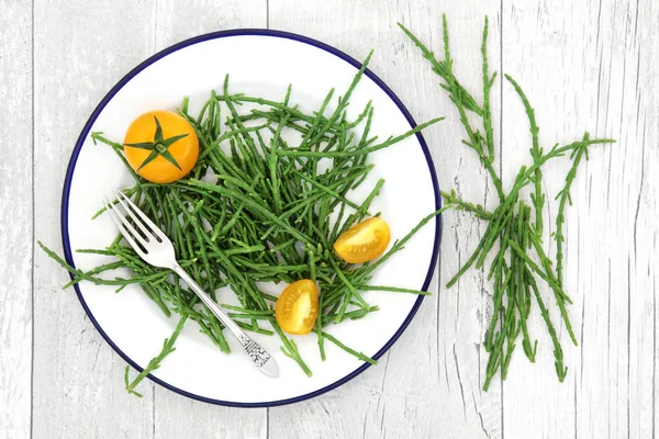 Samphire 健康食品海野菜の素朴な木の抗酸化物質 について 食物繊維 カルシウムの高い上の古い銀のフォークの金属板に黄色トマト アツケシソウ — ストック写真