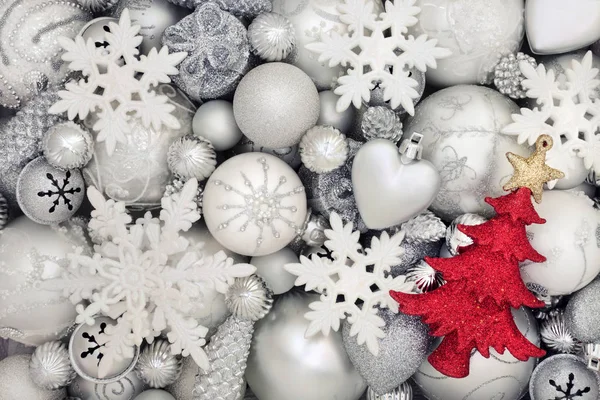 Χριστουγέννων Πούλιες Λευκές Και Ασημί Διακόσμηση Κόκκινο Δέντρο Σχηματίζοντας Ένα — Φωτογραφία Αρχείου