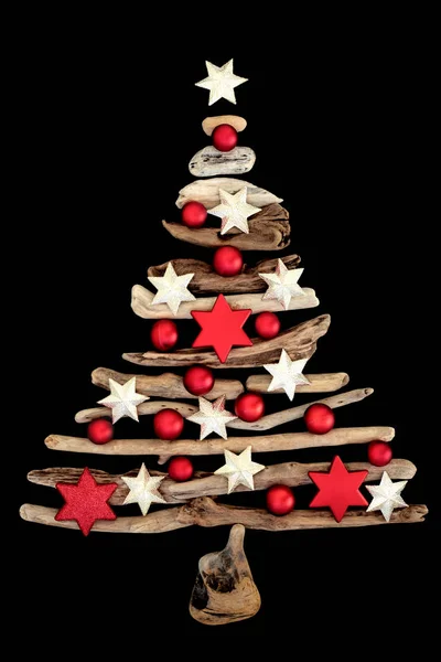 流木のクリスマス ツリーの分離された黒い背景に星とボールの安物の宝石装飾と抽象 平面図です お祝い季節のクリスマス カード — ストック写真