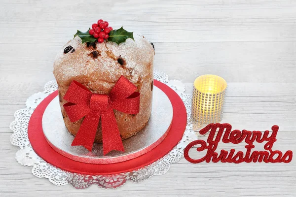 Panettone Weihnachtskuchen Mit Roter Schleife Frohem Weihnachtsschild Winterlicher Stechpalme Und — Stockfoto